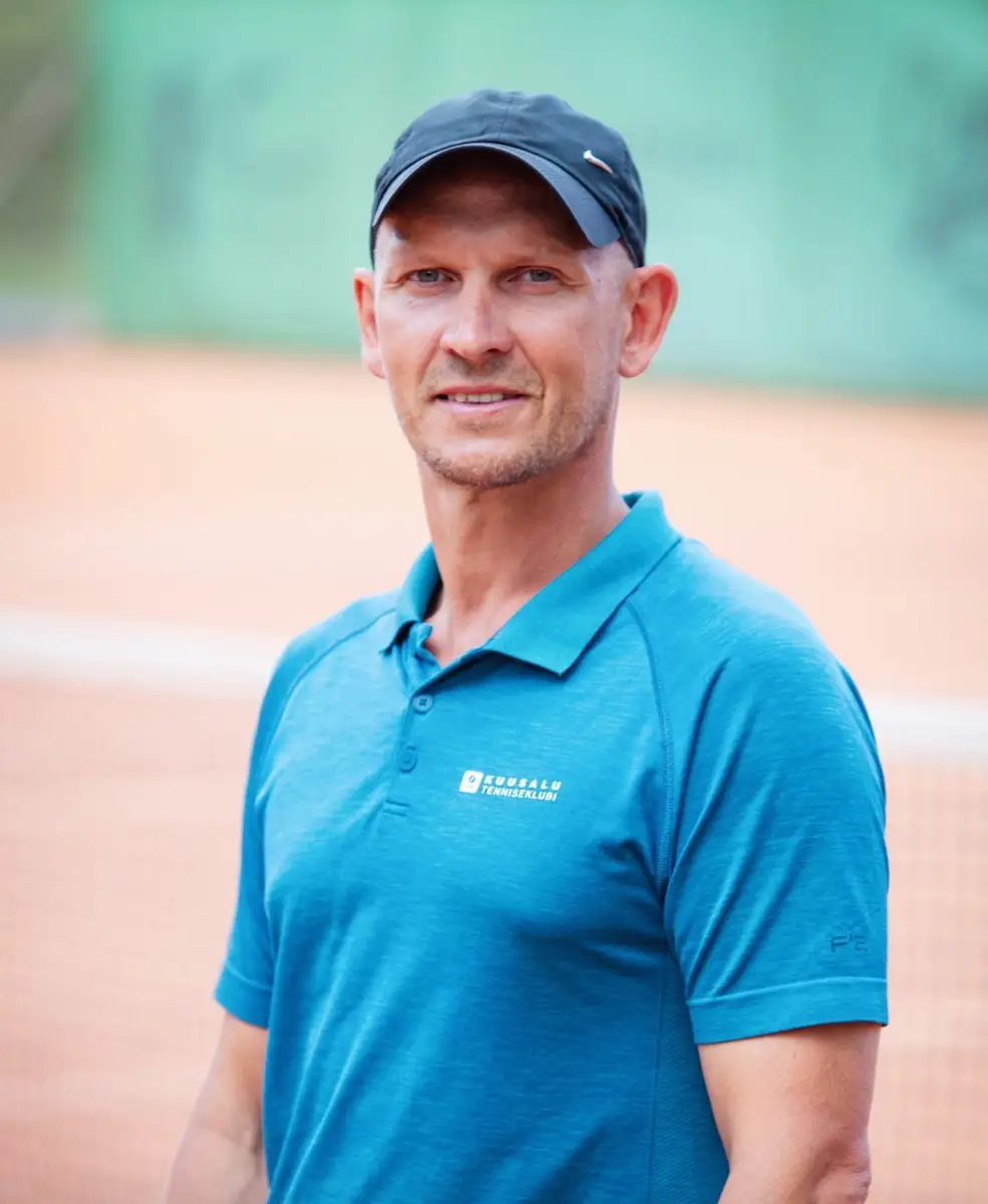 Pildil on tennistreener Juku-Kalle Adrat